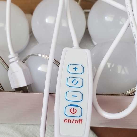 Ten Bulb Vanity Light Set USB - Picture 4 of 5